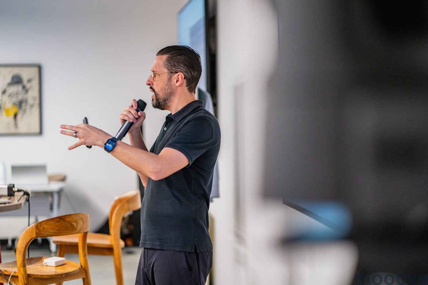 Intervenant face aux participants pendant un event MOOOVE