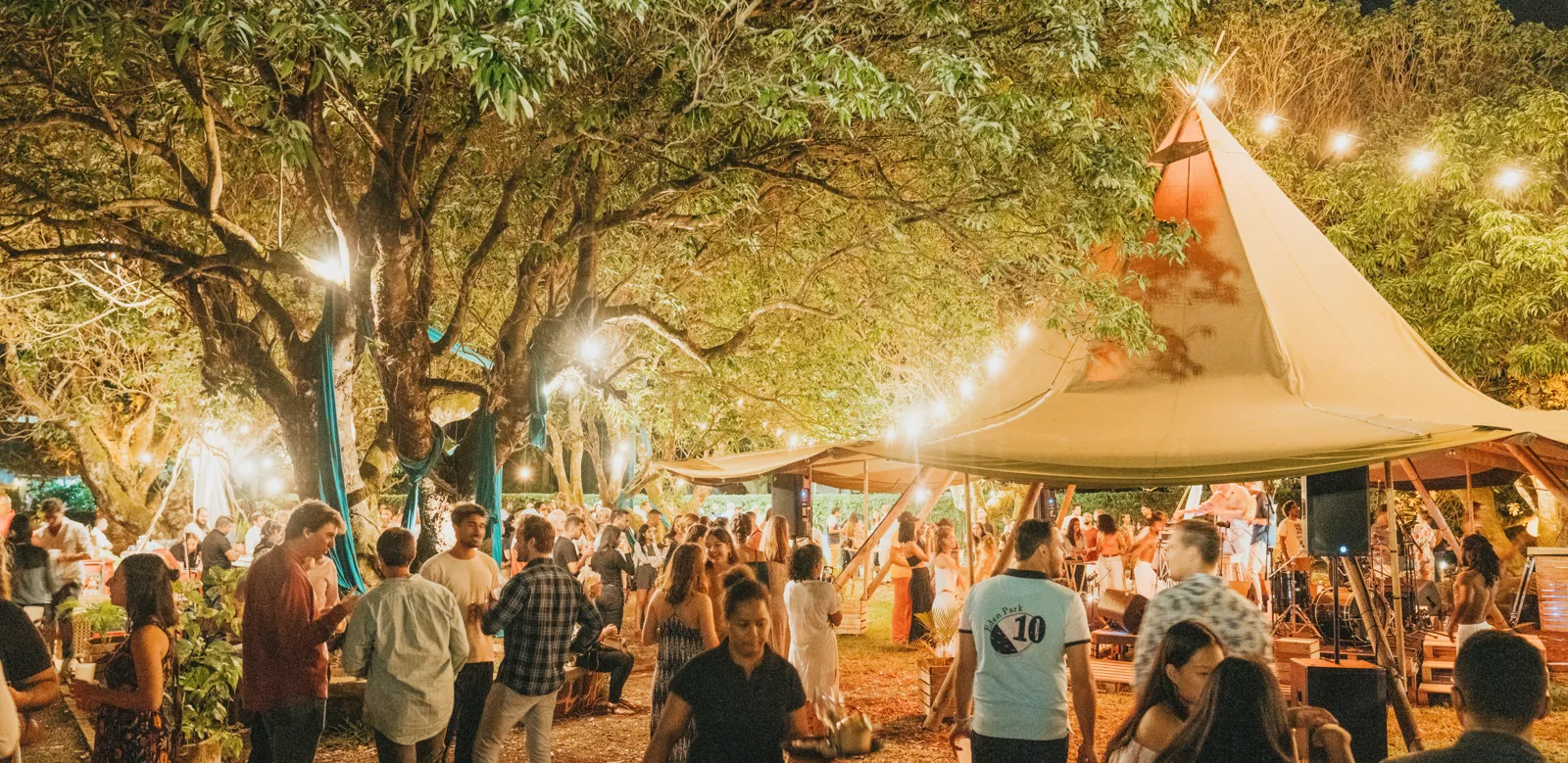 Festival AnbaPie en soirée sous les arbres illuminés