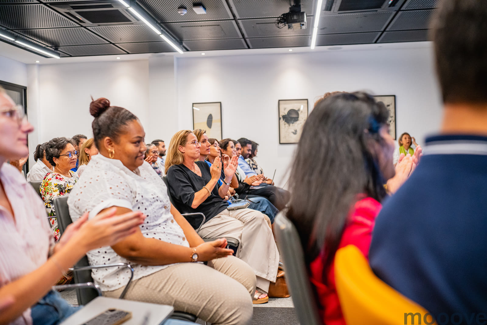 Public attentif dans la salle
