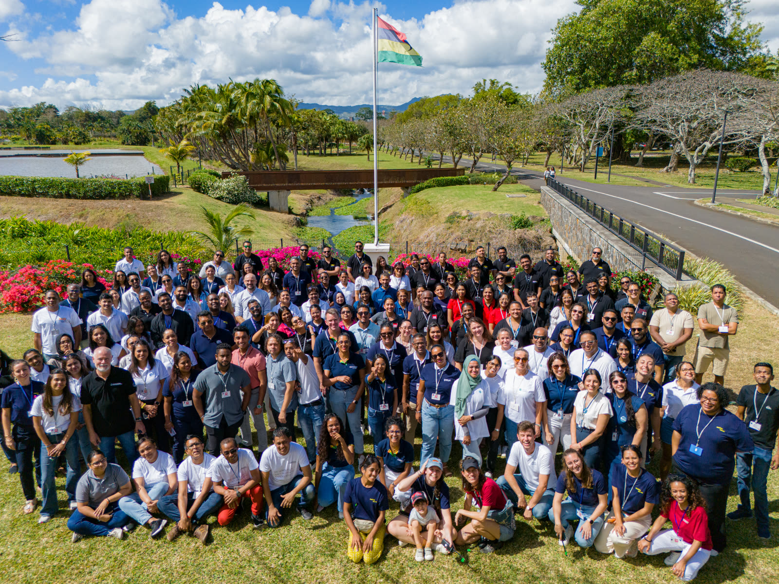 Photo de groupe des participants devant le drapeau mauricien