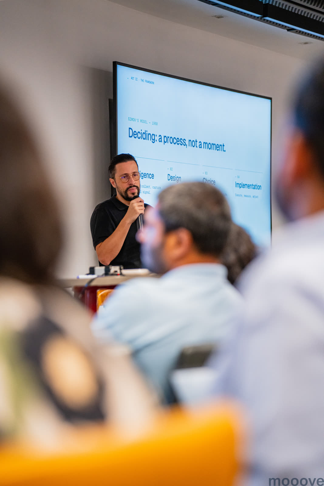 Intervenant présentant « Deciding : a process, not a moment »