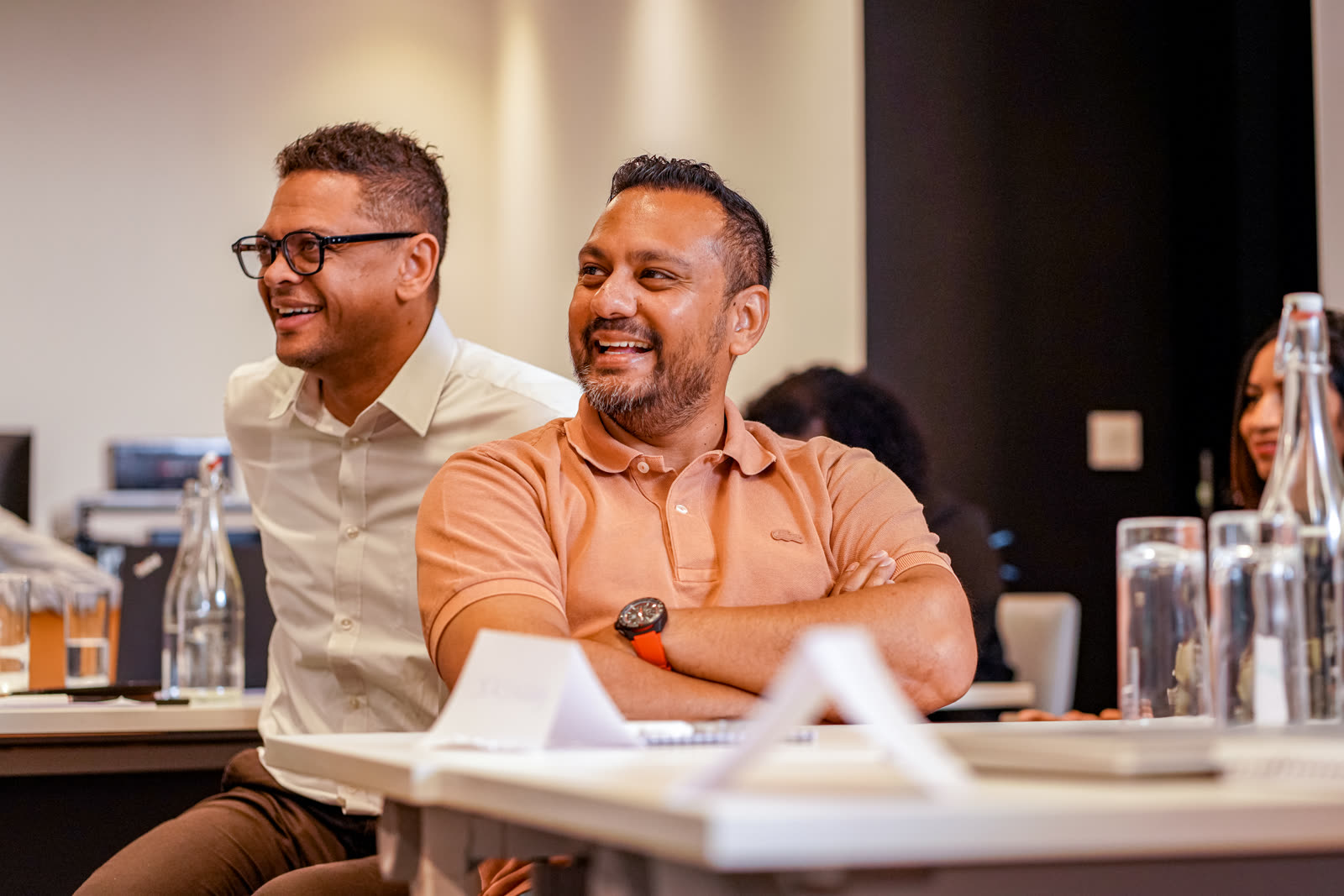 Deux participants souriants dans la salle