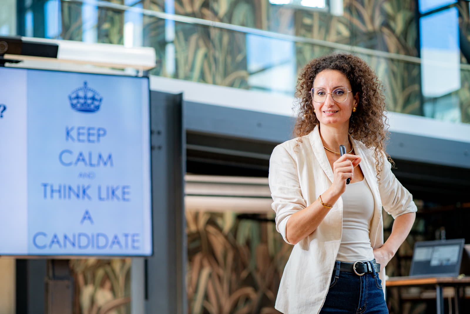 Intervenante devant le panneau « Think like a candidate »