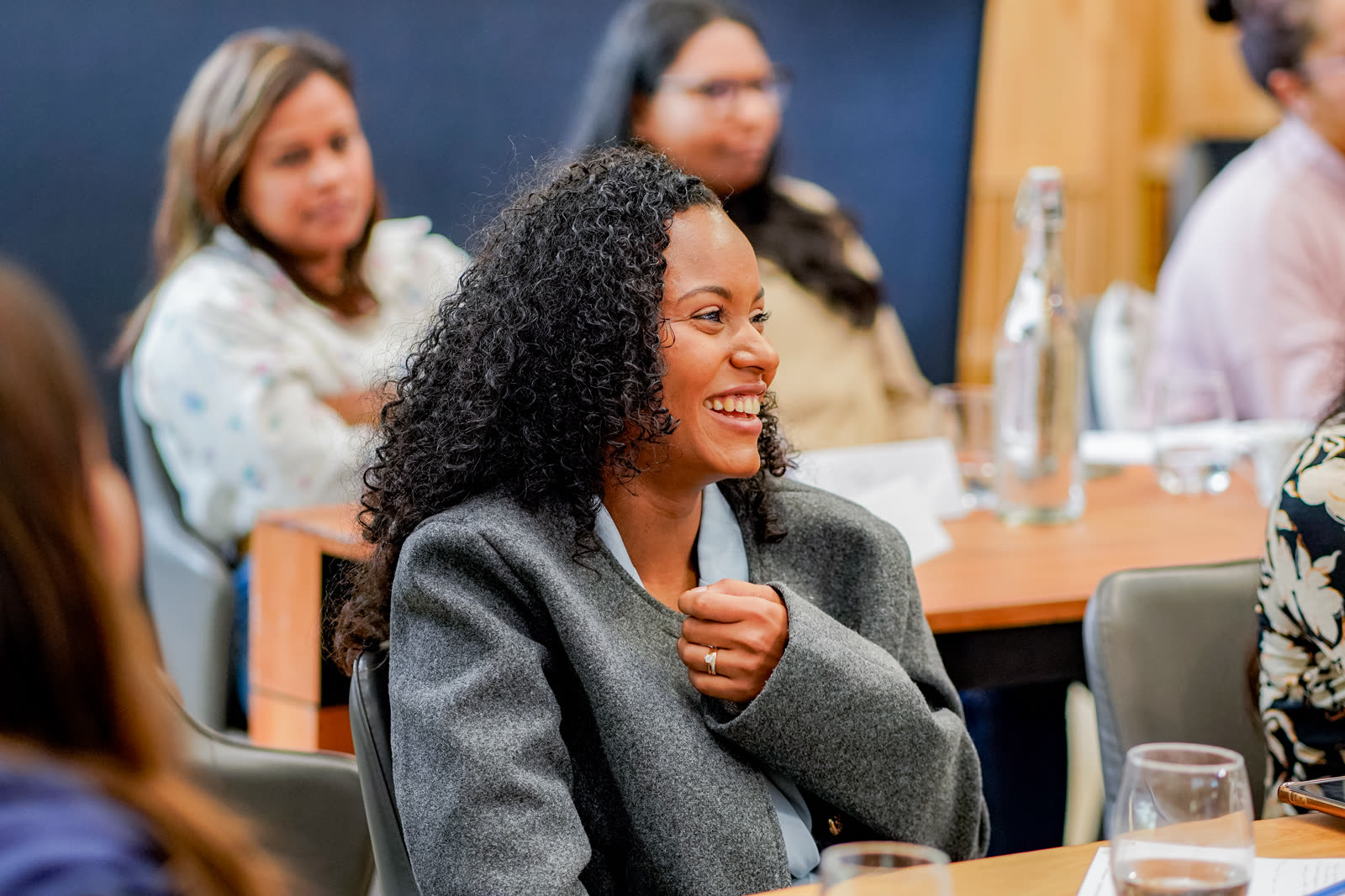 Participante souriante lors d'une table ronde