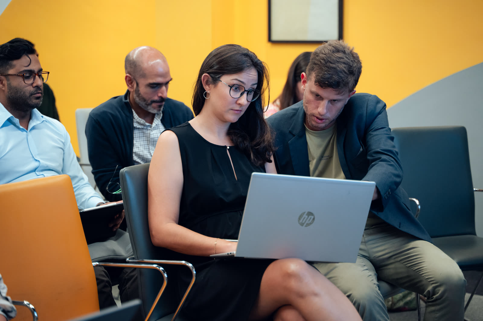 Participants travaillant sur ordinateur portable