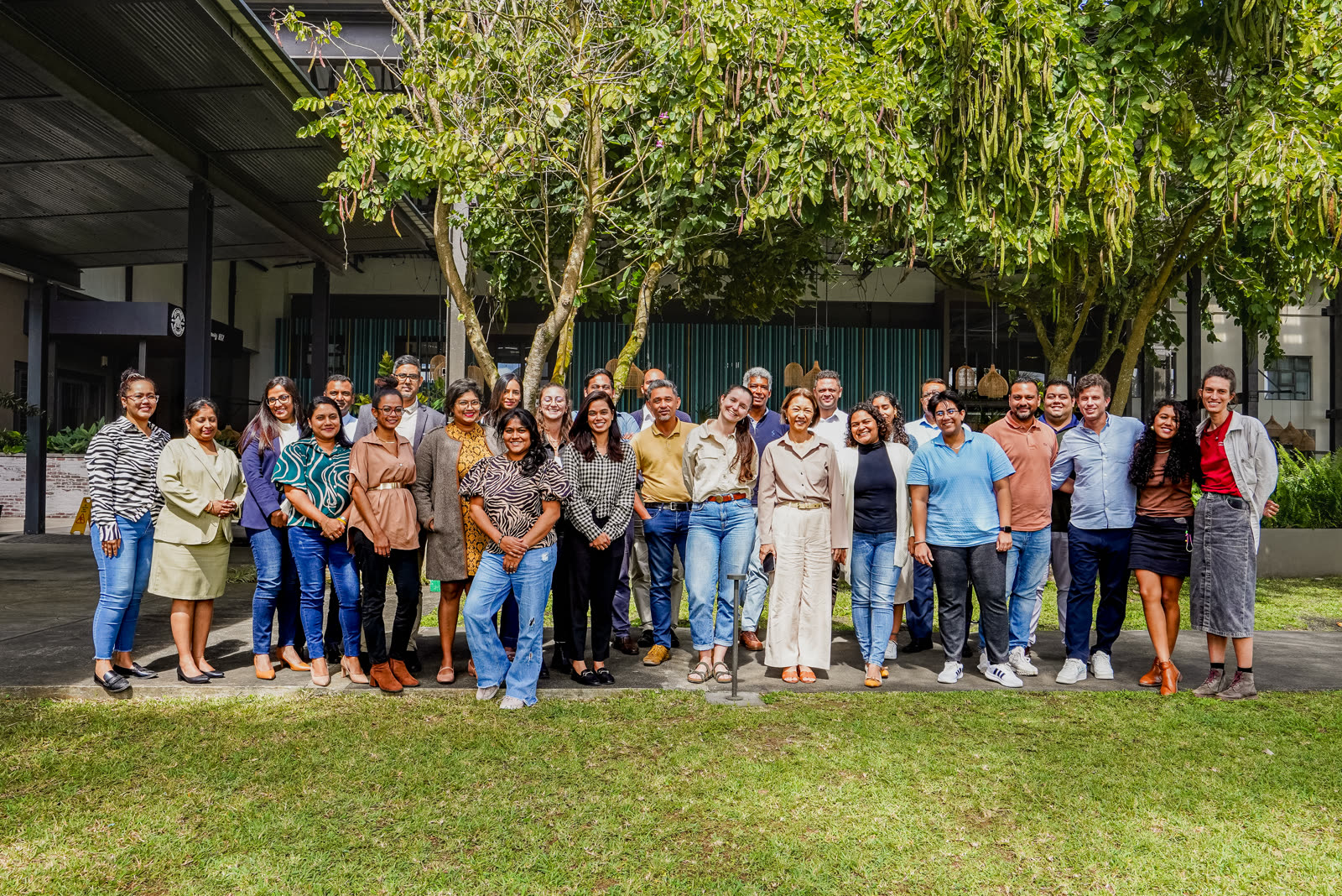 Photo de groupe des participants en extérieur
