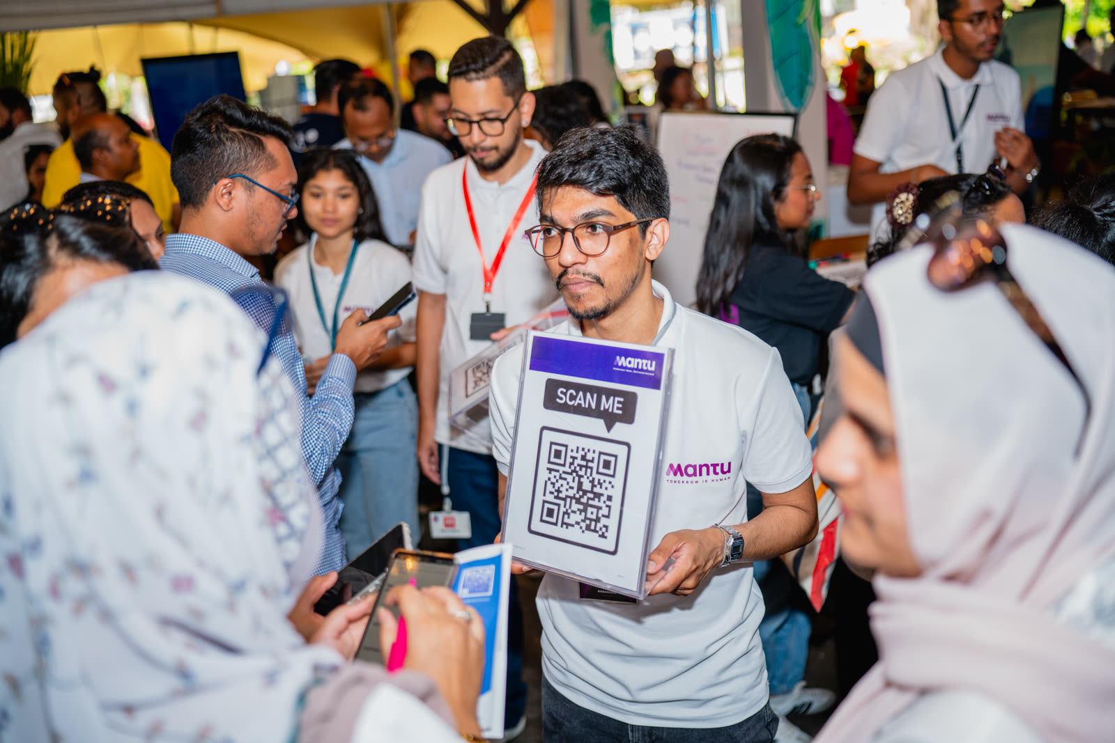 Participant présentant un QR code lors du job fair