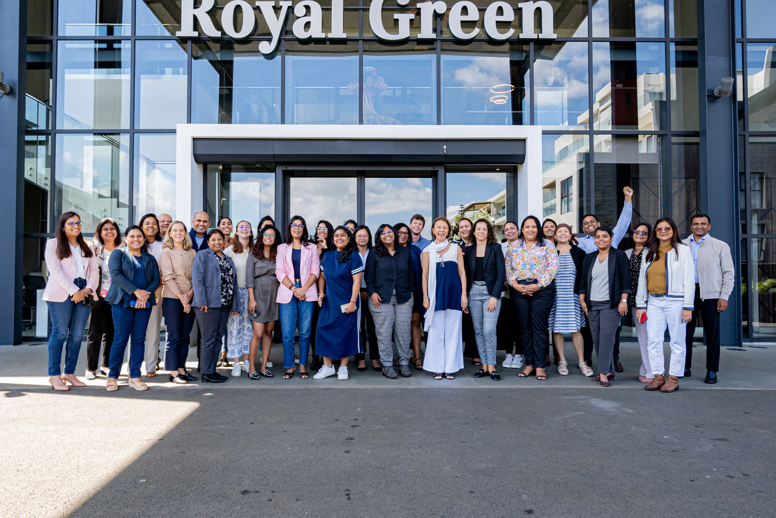 Photo de groupe devant le bâtiment Royal Green