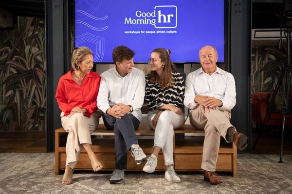 Quatre invités assis sur un banc devant l'écran GoodMorningHR