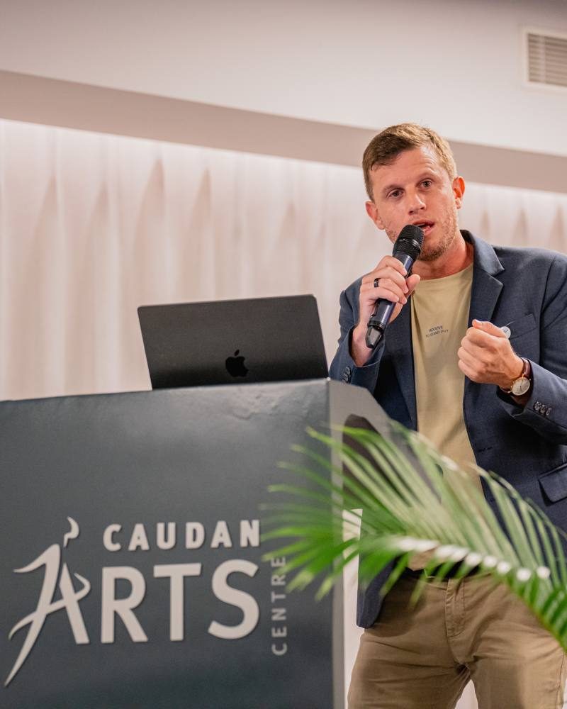 Emmanuel Maujean à l'ouverture de la journée, au pupitre du Caudan Arts Centre