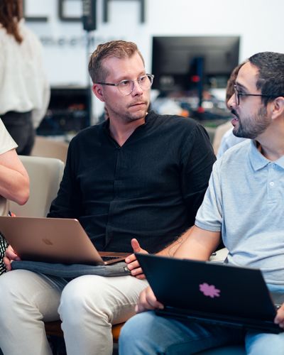 Deux participants comparent leurs écrans pendant l'atelier